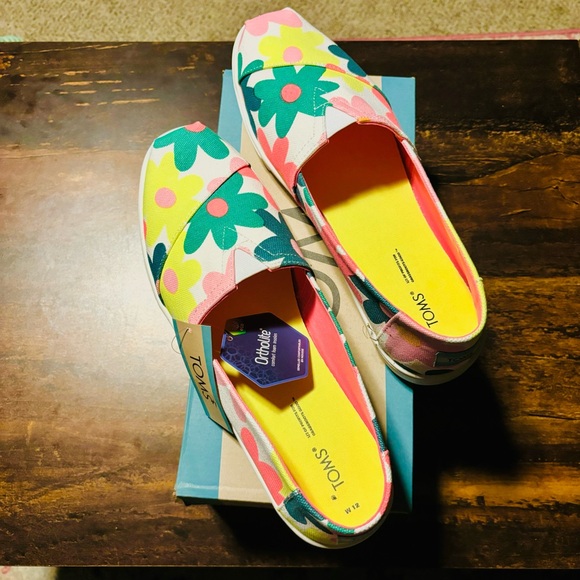 Toms Shoes - Toms Retro Flower slip ons